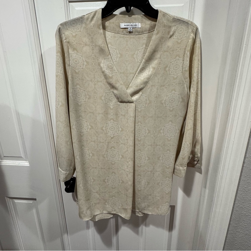 Rose + Olive Beige Printed Blouse – Long Sleeve V-Neck – Size M - Picture 1 of 6